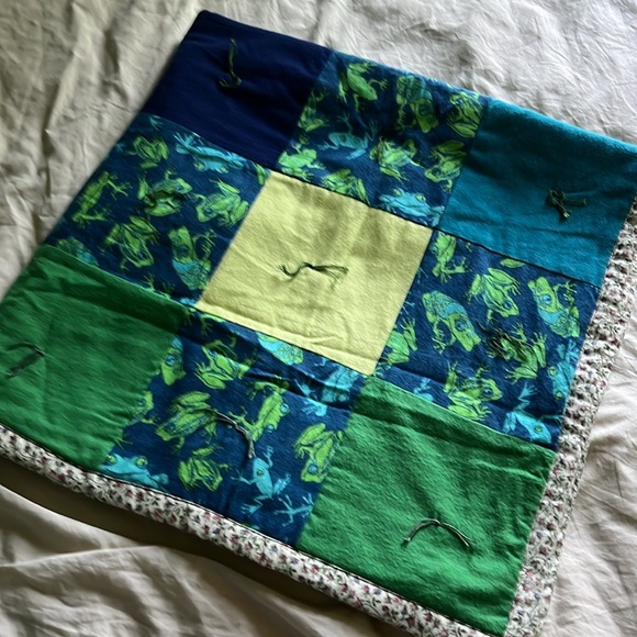Quilted handmade baby blanket with frogs - Picture 8 of 9